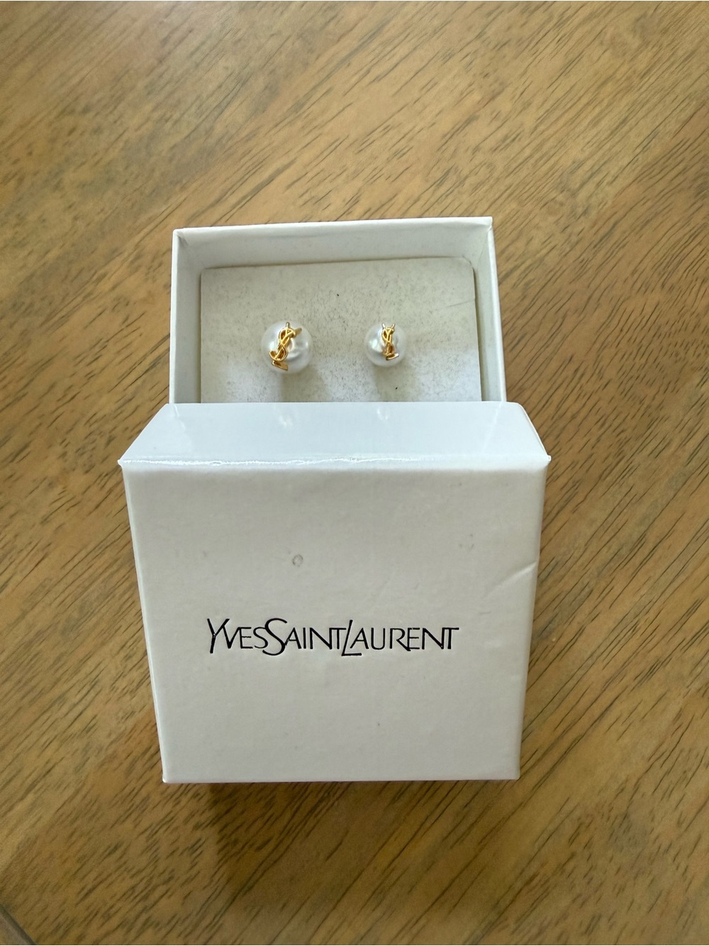 YSL Saint Laurent Gold-Tone asymmetrical Pearl Stud Earrings - White and Gold